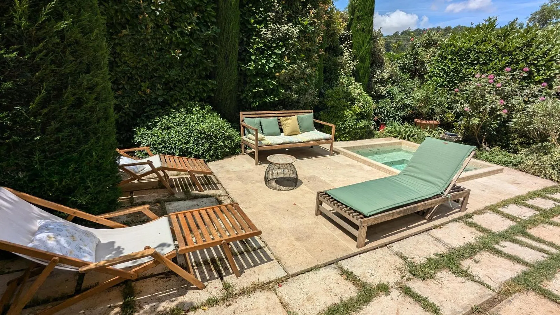 Le Vieux Castel Bed & Breakfast Roumoules