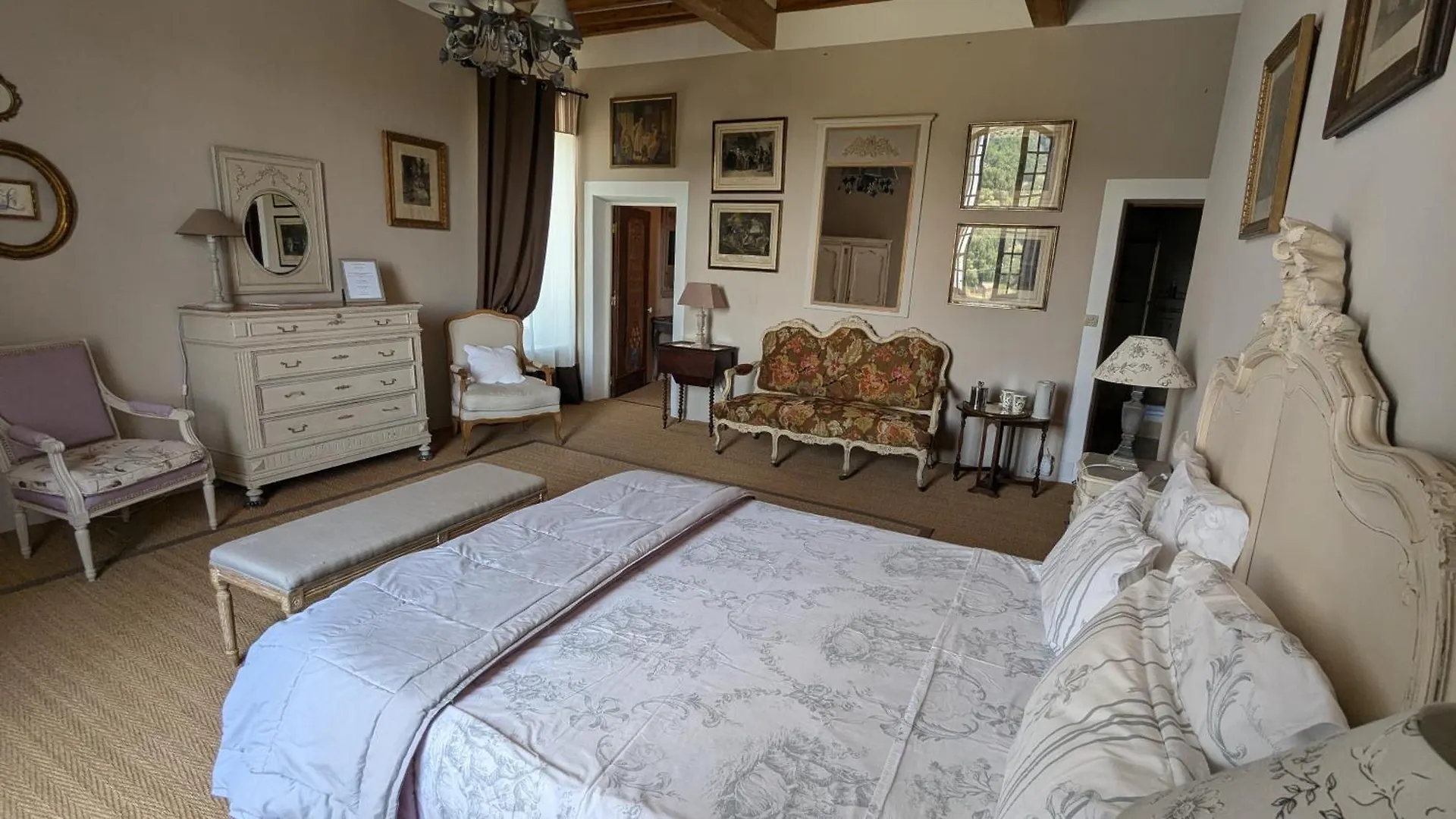 Le Vieux Castel Bed & Breakfast Roumoules