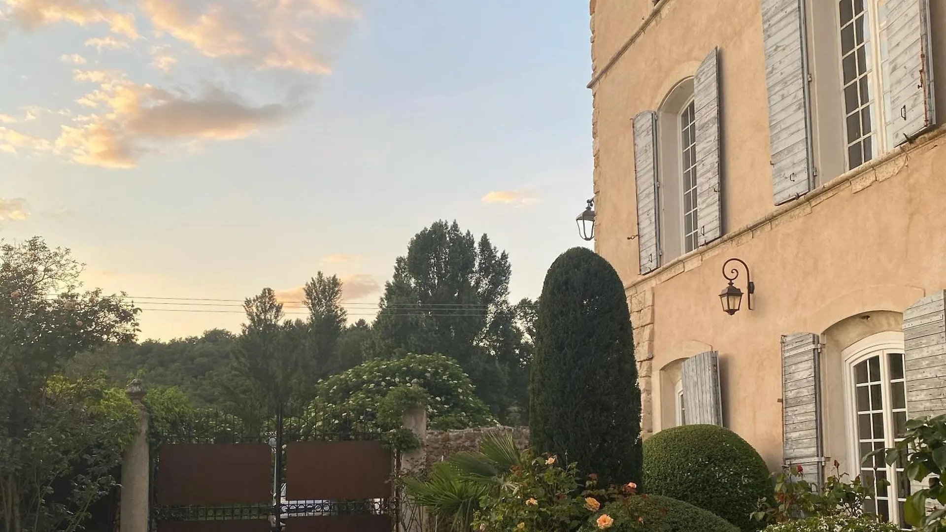 Le Vieux Castel Bed & Breakfast Roumoules 0*,