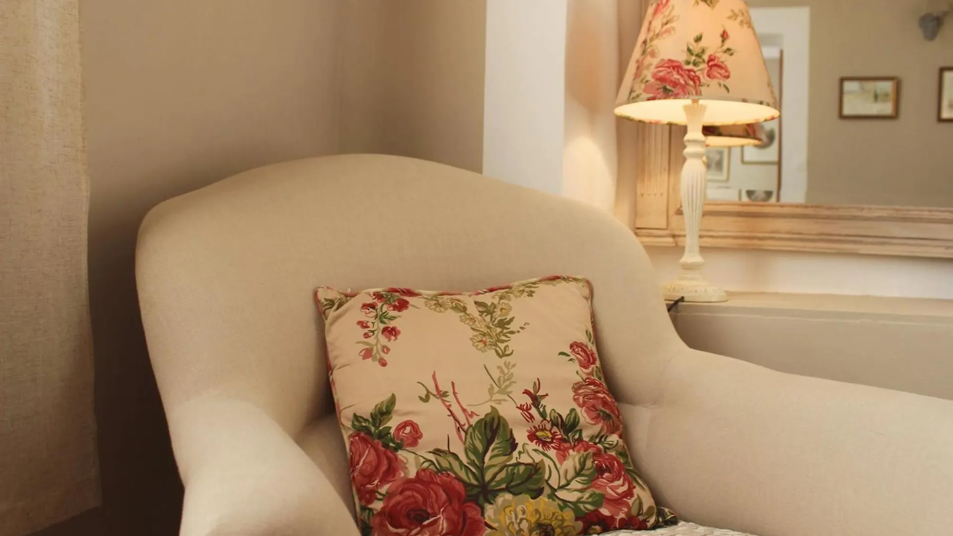 Le Vieux Castel Bed & Breakfast Roumoules 0*,  France